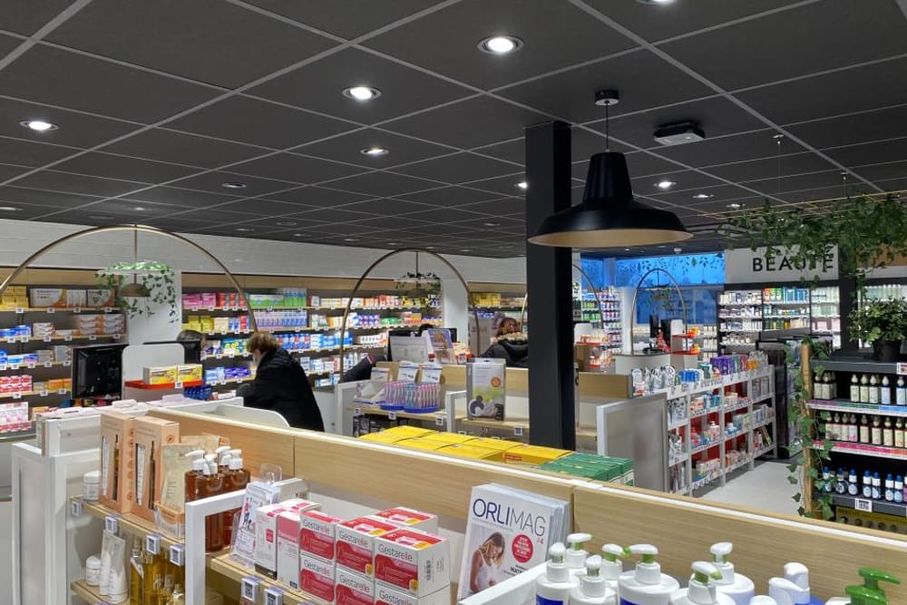 Après : la même zone, arches au-dessus du comptoir, qui prend un plan de bois