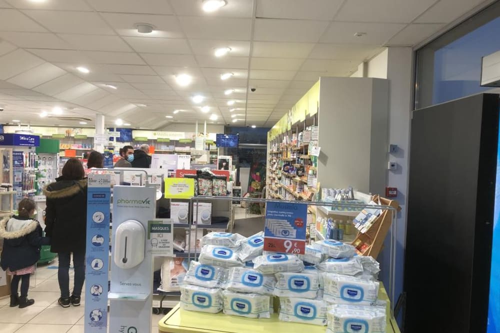 Avant : zone de vente encombrée, faux plafond et table de promotion au centre