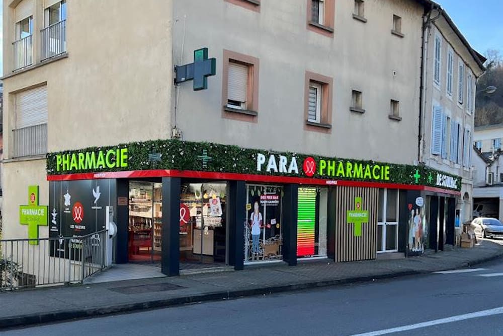 Après : la même façade, bandeau rouge, auvent végétalisé et vitrine illustrée
