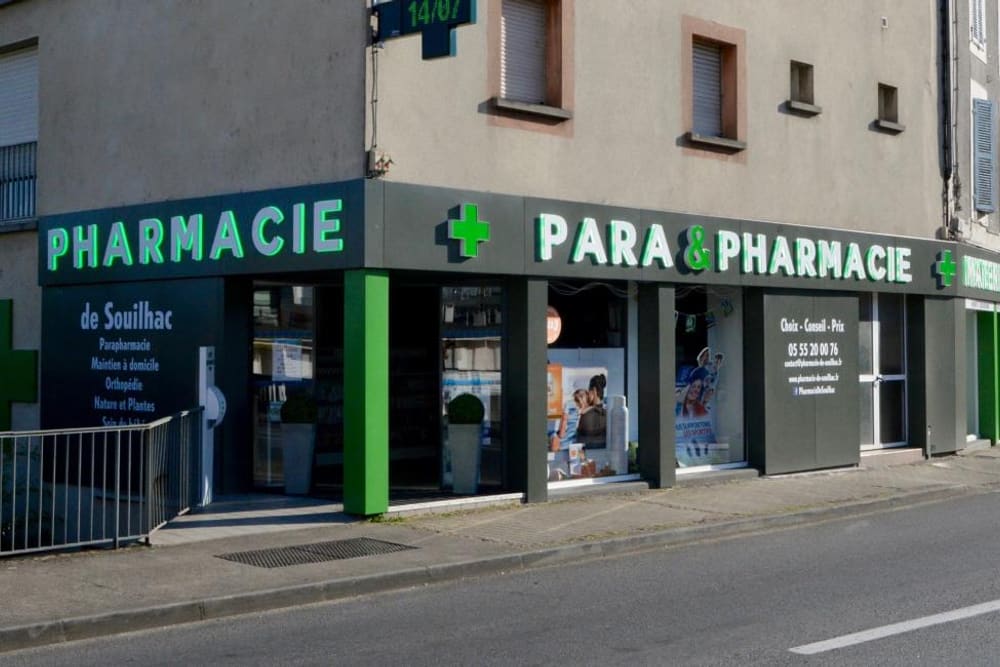 Avant : façade d'une pharmacie de centre-bourg, bandeau vert