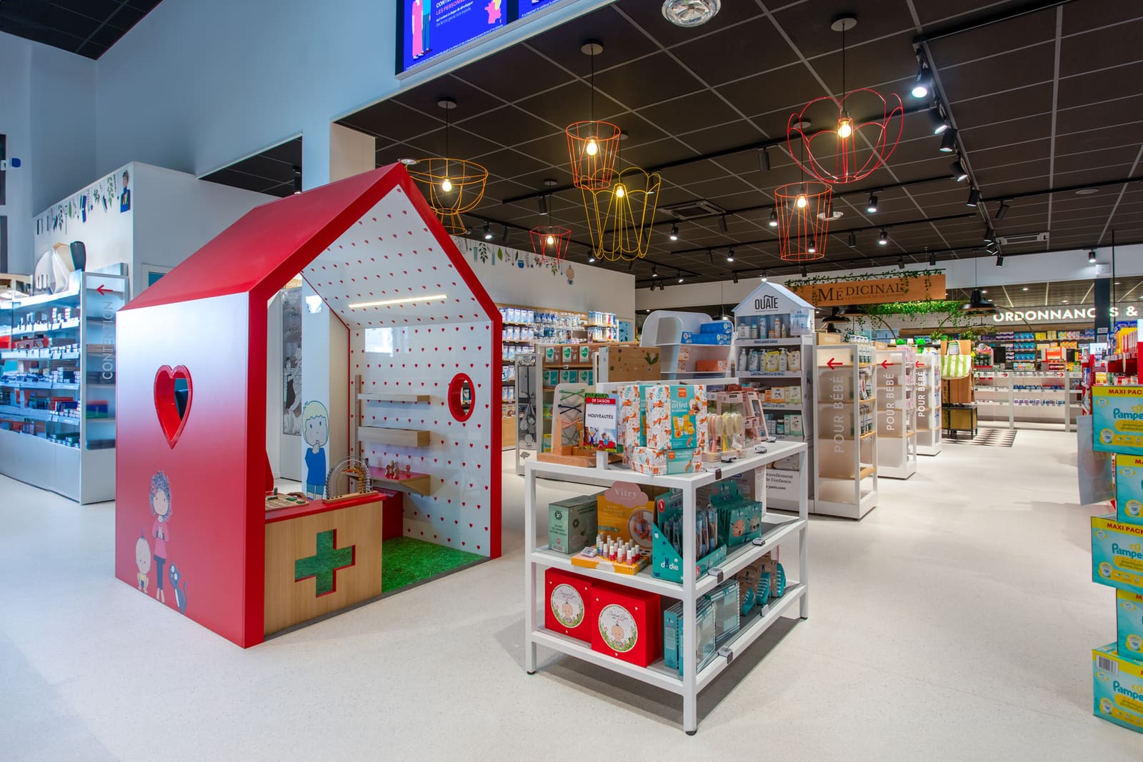 La cabane bébé : maison rouge à hauteur d'enfant installée dans l'univers puériculture