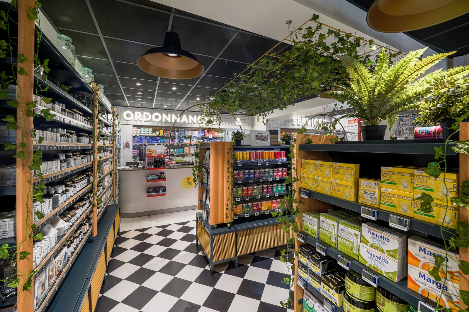 Le corner Médicinal : sol en damier noir et blanc, pergola végétale et bocaux d'apothicaire
