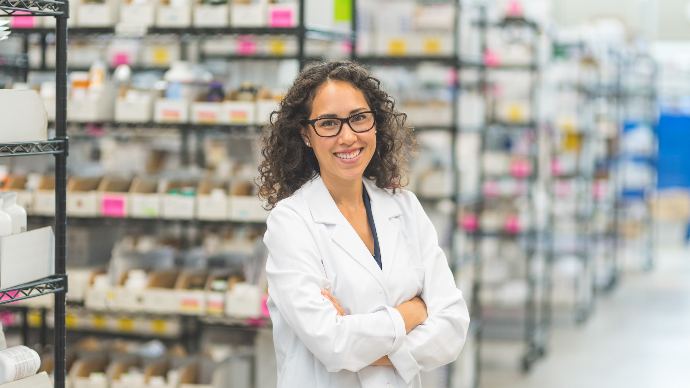 Préparateur vs. pharmacien adjoint : comment arbitrer ses recrutements selon son modèle