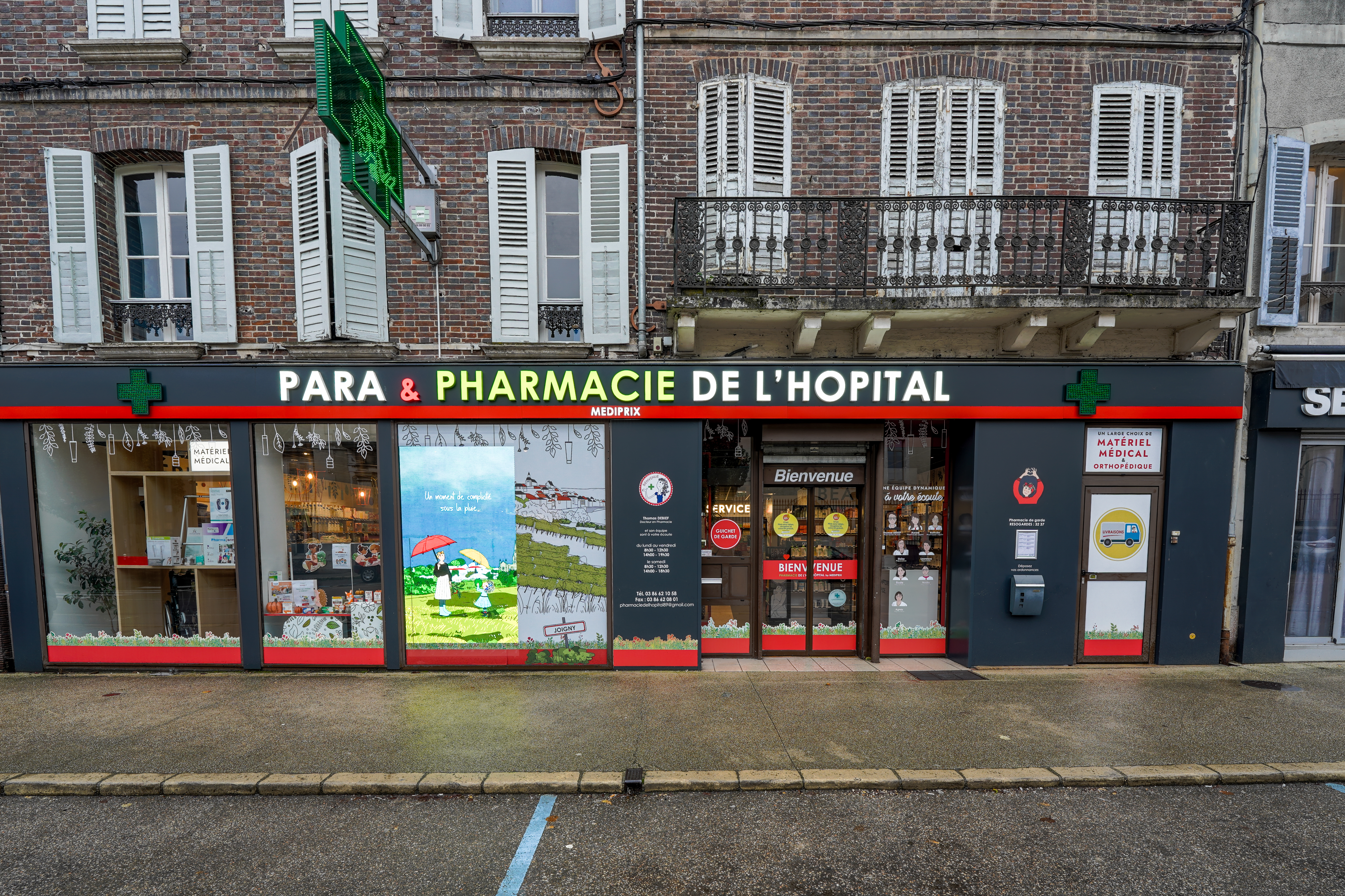 Façade de la Pharmacie de l'Hôpital à Joigny, un visuel pour analyser les indicateurs de rentabilité d'une officine de pharmacie.